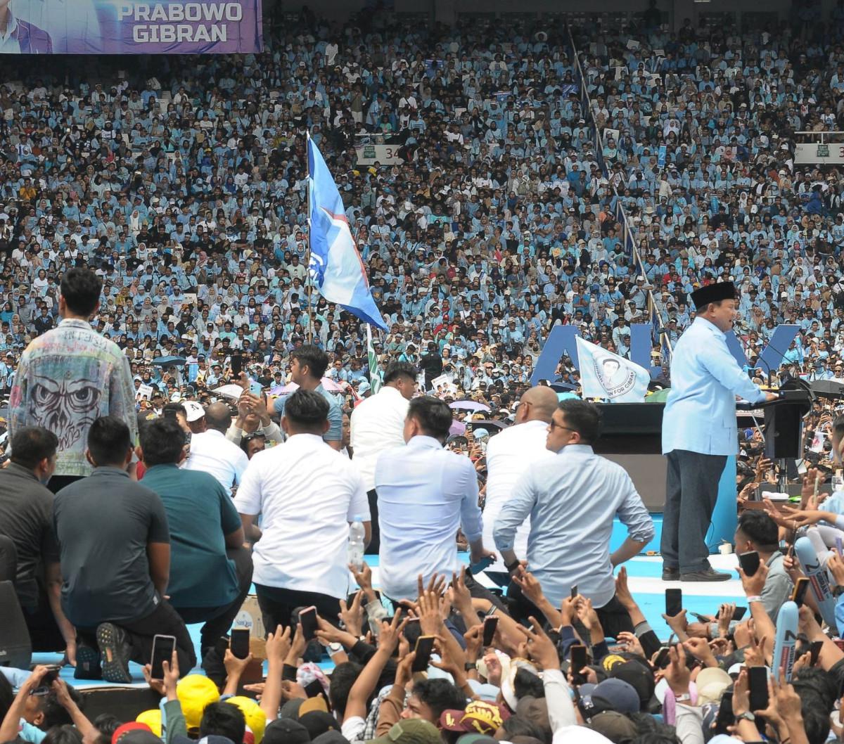 Calon Presiden dan wakil presiden nomor urut dua Prabowo Subianto-Gibran Rakabuming Raka hadir di tengah kerumunan massa pendukung yang datang pada Kampanye Akbar terakhir di Gelora Bung Karno (GBK), Jakarta, Sabtu (10/2/2024). Foto: merdeka.com / Imam B