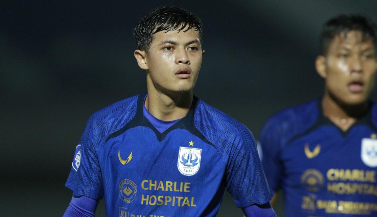 Bek PSIS Semarang, Alfeandra Dewangga, tampil mengesankan saat membantu timnya mengimbangi Persija Jakarta dengan skor 2-2 pada BRI Liga 1 2021/2022. (Bola.com/M. Iqbal Icshan)