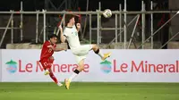 Pemain Timnas Indonesia U-20, Frengky Missa menendang bola dibayangi pemain Selandia Baru, Jackson Thomas Jarvie pada laga International Friendly Match U-20 di Stadion Utama Gelora Bung Karno (SUGBK), Jakarta, Minggu (19/02/2023). (Bola.com/Ikhwan Yanuar)