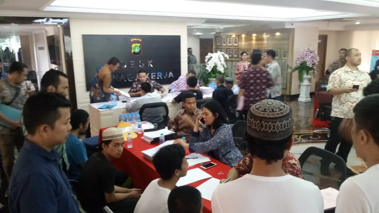 Penyidik Polda Metro Jaya menyerahkan tersangka dan barang bukti kasus kerusuhan dan pengerusakan pada aksi 21-22 Mei, ke Kejaksaan Tinggi (Kejati) DKI Jakarta