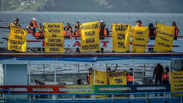 Spanduk di Danau Toba