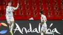 Striker Spanyol, Alvaro Morata (kiri) melakukan selebrasi usai mencetak gol ke gawang Yunani dalam laga Kualifikasi Piala Dunia 2022 Zona Eropa Grup B di Los Carmenes Stadium, Granada, Kamis (25/3/2021). Spanyol bermain imbang 1-1 dengan Yunani. (AP/Fermin Rodriguez)