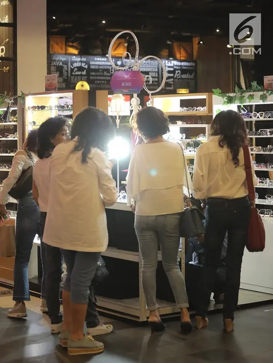 Sejumlah pengunjung mencoba kaca mata di salah satu stand bazar dalam acara Fimela Fest 2018, Jakarta, Jumat (16/11). Fimela Fest 2018 diselenggarakan mulai tanggal 13-18 November 2018 di Gandaria City Mall, Jakarta. (Fimela.com/Bambang Ekoros Purnama)