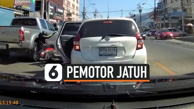 VIDEO: Sembarangan Buka Pintu Mobil, Sebabkan Pemotor Jatuh