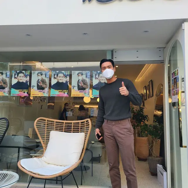 Momen Perayaan Ulang Tahun Siwon Choi yang Ke-35, Dapat Banyak Hadiah. (Sumber: Instagram/siwonchoi)
