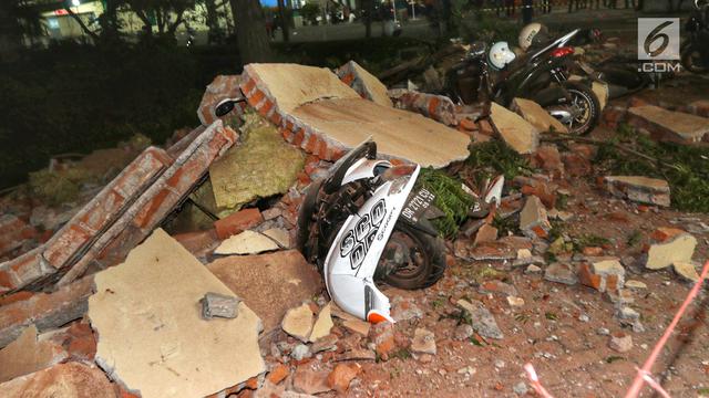 Dampak Gempa Lombok, Belasan Motor Rusak Tertimbun Reruntuhan Bangunan Parkir