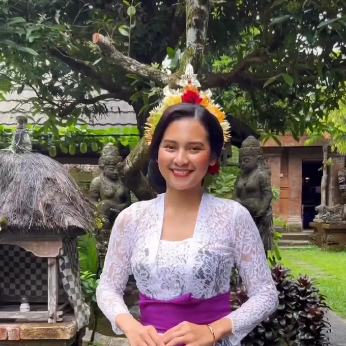 Indah Permatasati gunakan pakaian adat Bali