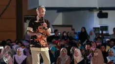 Gubernur Jawa Tengah Ganjar Pranowo berbagi cerita inspiratif kepada peserta EMTEK Goes To Campus (EGTC) 2017 di Universitas Negeri Semarang, Kamis (6/4). Ganjar menjadi salah satu pembicara inspiratif pada hari kedua EGTC 2017 (Liputan6.com/Yoppy Renato)