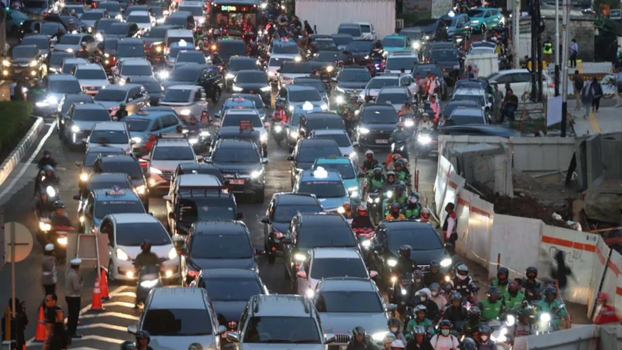 Ada Proyek Utilitas Telkom, Rekayasa Lalu Lintas Diterapkan di Jalan Jenderal Gatot Subroto hingga 8 Desember
