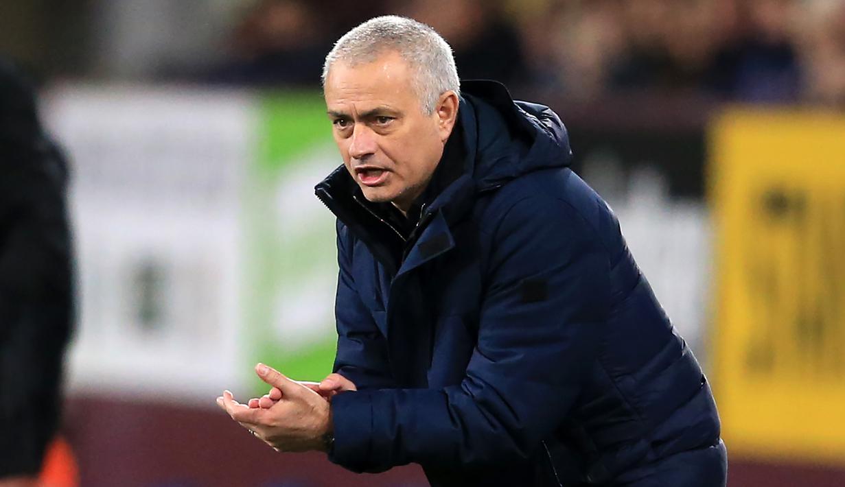 Pelatih, Tottenham, Jose Mourinho, memberikan semangat kepada pemainnya saat pertandingan Tottenham melawan Burnley di laga Premier League (7/3/2020) lalu. (AFP/Lindsey Parnaby)