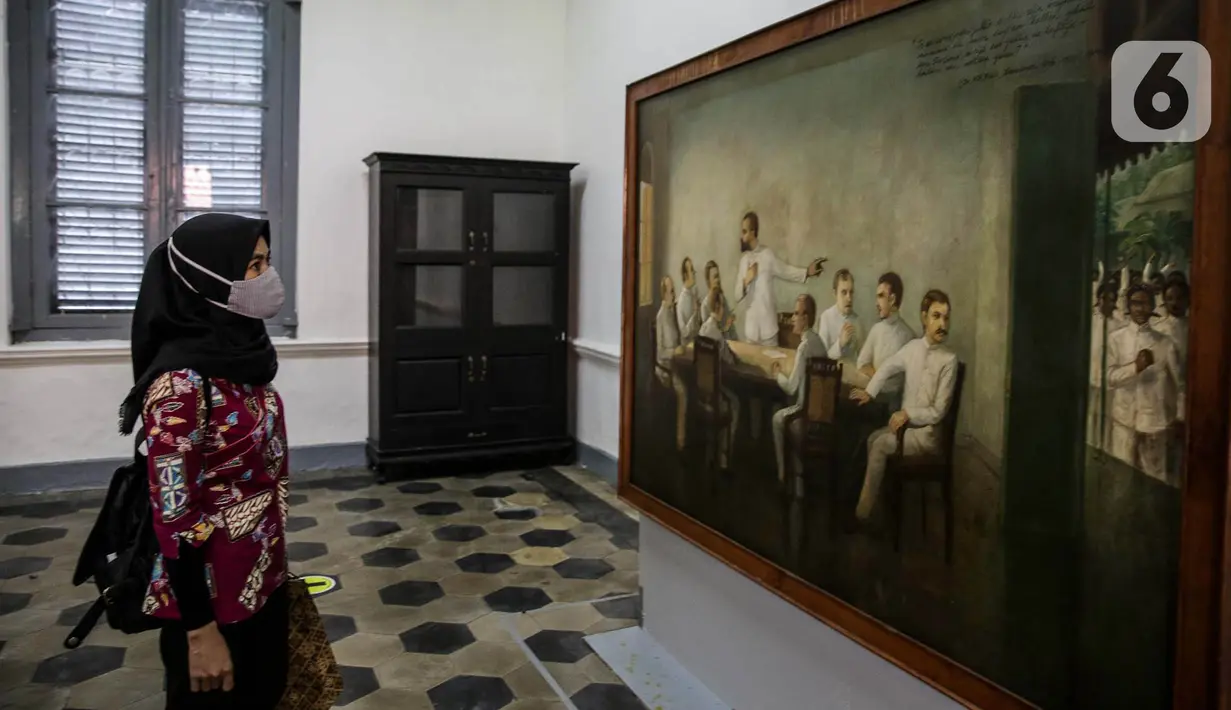Seorang wanita melihat lukisan di Museum Kebangkitan Nasional, Jakarta, Kamis (20/5/2021). Hari Kebangkitan Nasional juga merupakan refleksi kesadaran untuk memperjuangkan kemerdekaan. (Liputan6.com/Faizal Fanani)