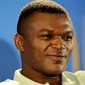 Mantan pemain Timnas Prancis Marcel Desailly berbicara di sela-sela acara promosi Piala Dunia 2010 di Afrika Selatan. AFP PHOTO/STEPHANE DE SAKUTIN  