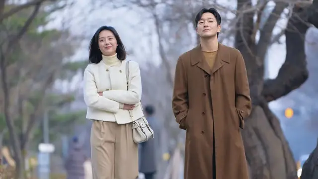 Inspirasi Gaya Foto Prewedding Romantis ala Kim Ji Won dan Sukku Son dari Drama My Liberation Notes