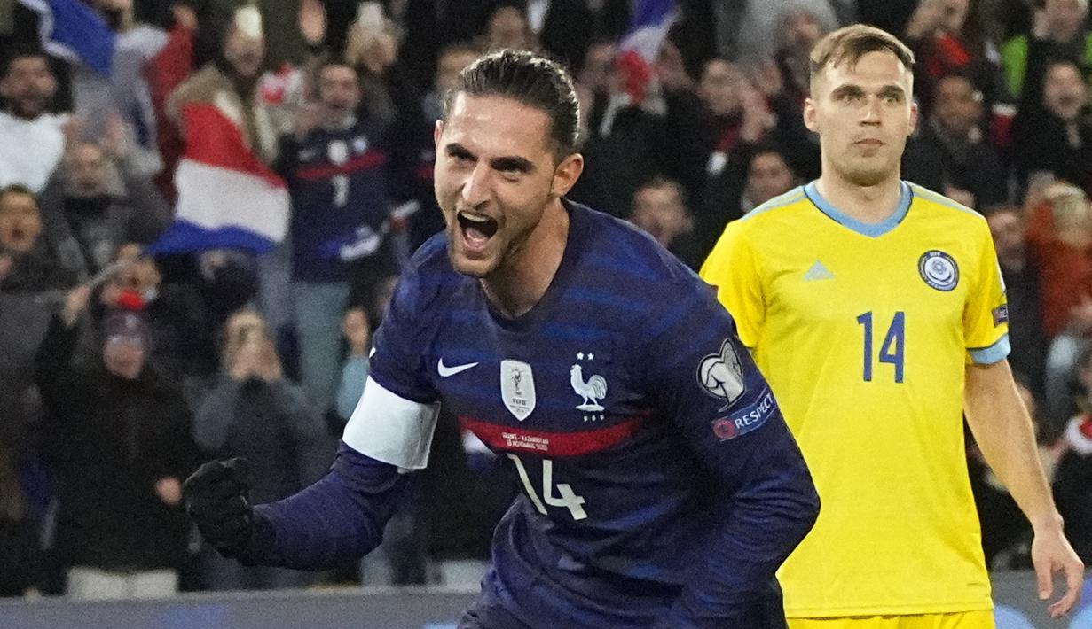 Gelandang Prancis, Adrien Rabiot berselebrasi usai mencetak gol ke gawang Kazakhstan pada kualifikasi grup D Piala Dunia 2022 di stadion Parc des Princes di Paris, Minggu (14/11/2021). Prancis menang telak atas Kazakhstan 8-0 dan berhak lolos ke Piala Dunia 2022 di Qatar. (AP Photo/Michel Euler)