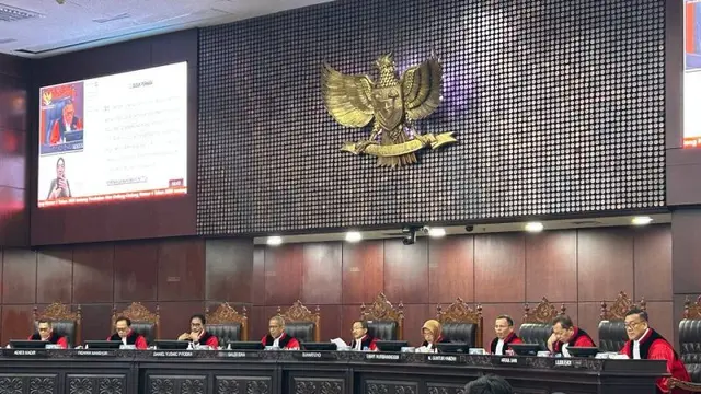 Sembilan Hakim Mahkamah Konstitusi membacakan putusan atau ketetapan untuk 30 permohonan