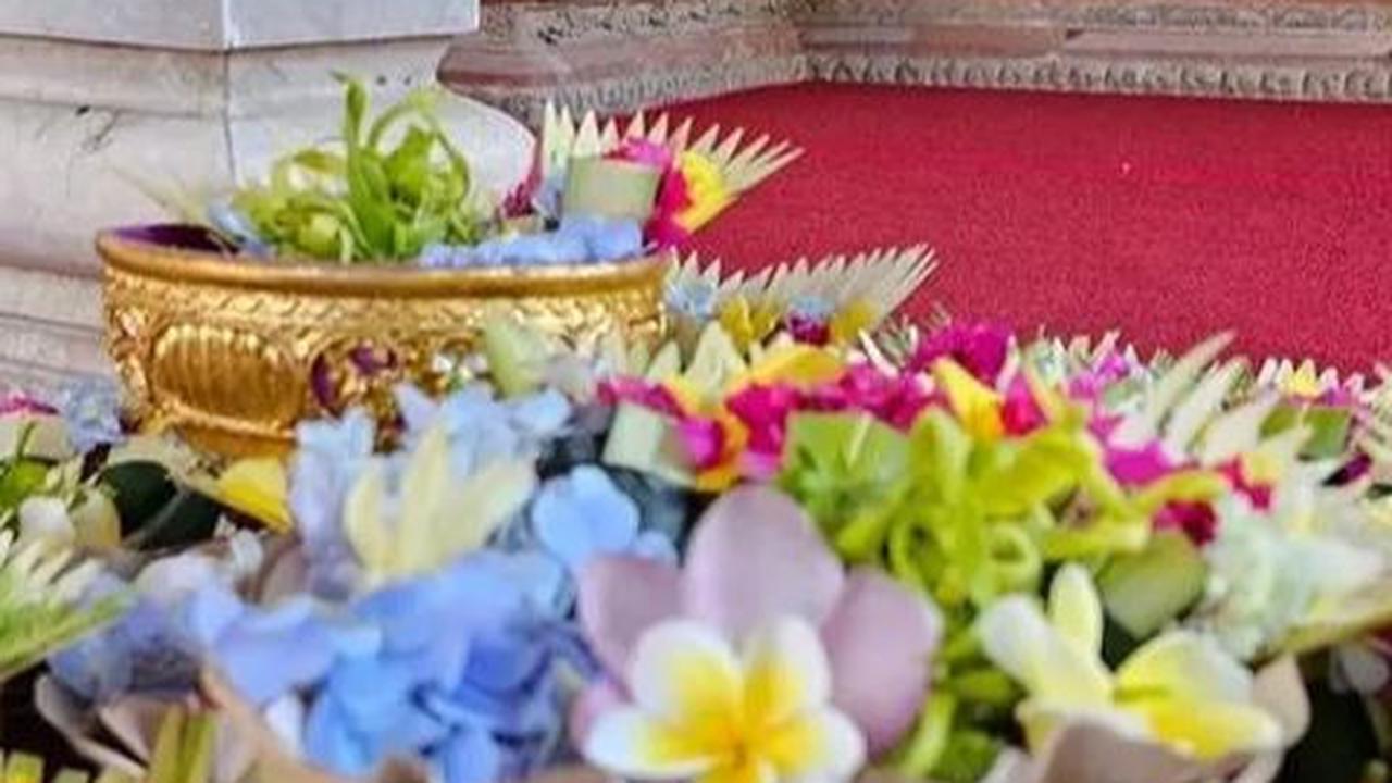 Upacara ini dipenuhi dengan bunga-bunga yang indah, menambah suasana sakral dan penuh warna.