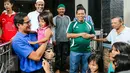 Calon Gubernur DKI Jakarta, Sandiaga Uno, tampak menggendong seorang anak perempuan saat menyambangi permukiman Duri Pulo, Gambir, Jakarta, Kamis (5/5). Sandiaga melakukan silaturahmi sekaligus berdialog dengan warga sekitar. (Liputan6.com/Yoppy Renato)