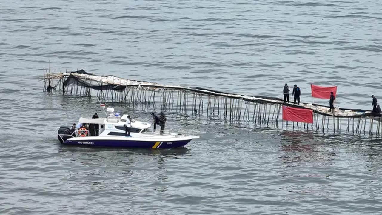 Kementerian Kelautan dan Perikanan (KKP) resmi menyegel pagar laut sepanjang 30,16 kilometer (km) di pesisir Kabupaten Tangerang. (Foto: KKP)
