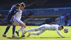 Pemain Leeds United Ezgjan Alioski menggiring bola saat melawan Chelsea pada pertandingan Liga Inggris di Stadion Elland Road, Leeds, Inggris, Sabtu (13/3/2021). Pertandingan berakhir 0-0. (Laurence Griffiths/Pool via AP)