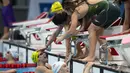 Tim putri Australia yang beranggotakan dua bersaudara Bronte dan Cate Campbell, kemudian Emma McKeon dan Meg Harris berhasil menyabet emas sekaligus mencatatkan rekor baru di nomor renang gaya bebas putri 4x100 meter. Mereka berhasil mecatatkan waktu 3 menit 29,69 detik. (Foto: AP/David Goldman)