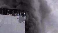19 Karyawan Terjebak dan Bergelantungan di Atas Gedung Terra Drone yang Terbakar