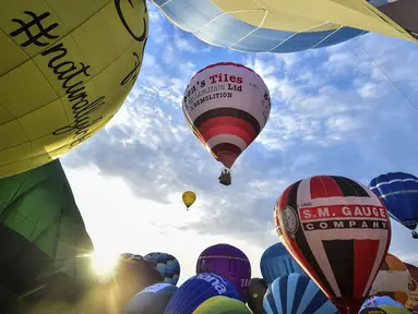 Sejumlah balon bersiap lepas landas massal dalam festival tahunan balon udara panas Bristol di Bristol, Inggris (8/8/2019). Ratusan balon terbang menghiasi langit Inggris dalam festival tahunan balon udara panas Bristol selama akhir pekan mendatang saat cuaca cerah. (Ben Birchall/PA via AP)