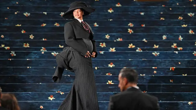 Tampil Elegan di Met Gala 2025, Rihanna Pamer Kehamilan Anak Ketiga
