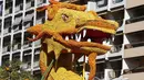 Sebuah patung yang terbuat dari dari jeruk dan lemon menjelang festival Lemon di Menton, sebuah kota kecil di Perancis, Rabu (12/2/2015). (AFP PHOTO/Valery Hache) 