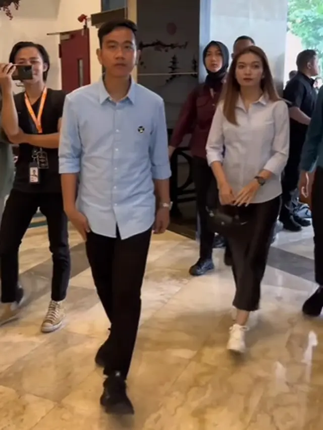 12 OOTD Selvi Ananda yang Anti Membosankan Meski Sering Kenakan Outfit Serba Biru Selama Dukung Gibran Jadi Cawapres 2024