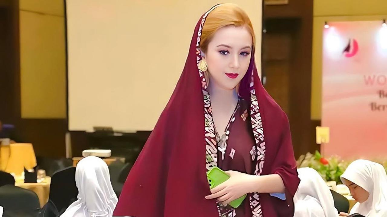 Sederet Kegiatan Potret Cantik Heni Tania Istri Kombes Polisi di Bulan Suci Ramadan