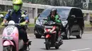 Pengemudi ojek online mengoperasikan telepon seluler sambil mengendarai sepeda motor di Jalan Gatot Subroto, Jakarta, Kamis (8/3). Menggunakan telepon seluler saat berkendara tergolong berpotensi mengganggu konsentrasi. (Liputan6.com/Arya Manggala)