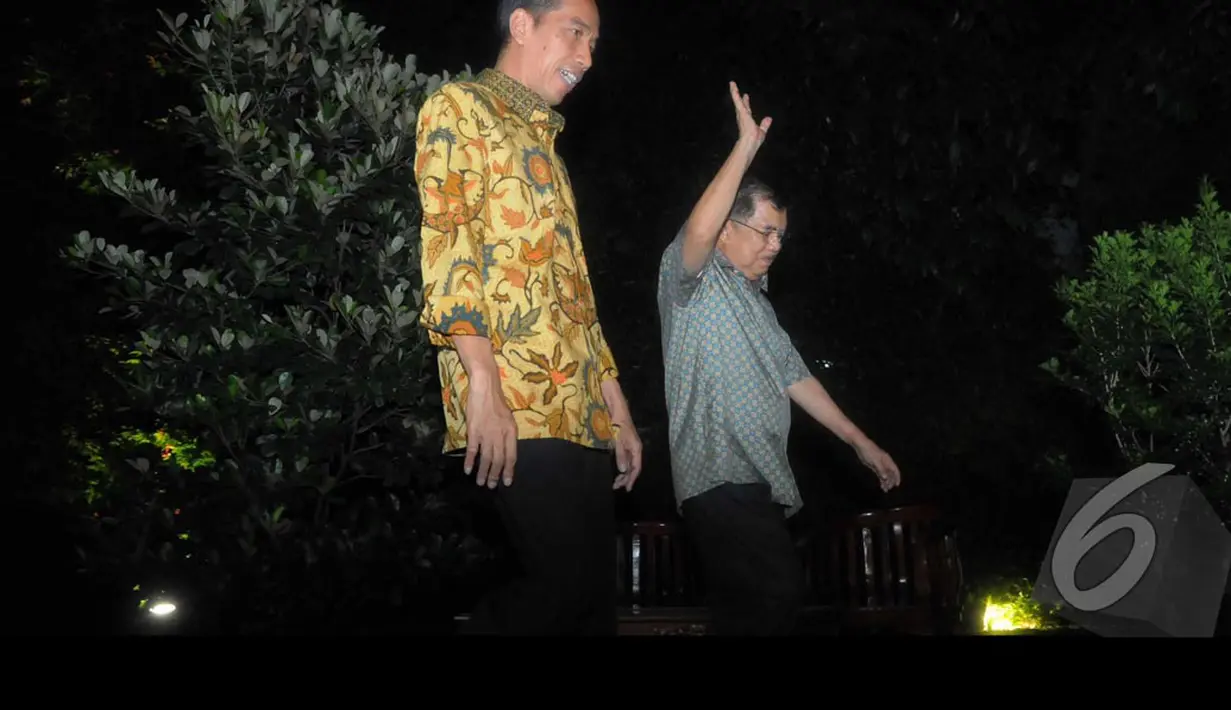 Jusuf Kalla melambaikan tangan usai jumpa pers bersama Jokowi terkait hasil putusan MK yang menolak gugatan Prabowo-Hatta, Jakarta, Kamis (21/8/2014) (Liputan6.com/Herman Zakharia)