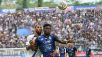 Striker Arema Abel Carama ditempek ketat bek PSIS, Alie Sesay pada laga leg kedua semifinal Piala Presiden 2022 hari Senin (11/07/2022). (Iwan Setiawan/Bola.com)
