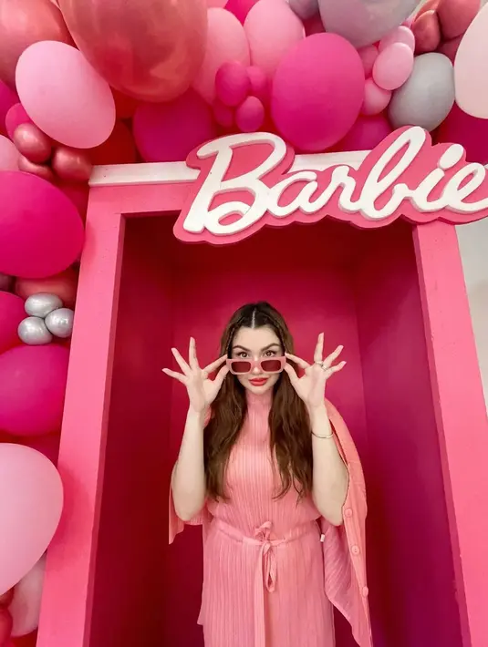 Menjadi seorang ibu tiga anak, Nourah Syahfirah selalu tampil menawan. Bahkan tidak jarang para netizen memuji penampilannya yang begitu menawan. Seperti halnya dalam tema Barbie ini yang belakangan dibanjiri pujian dari netizen. (Liputan6.com/IG/@nourahsheivirah)