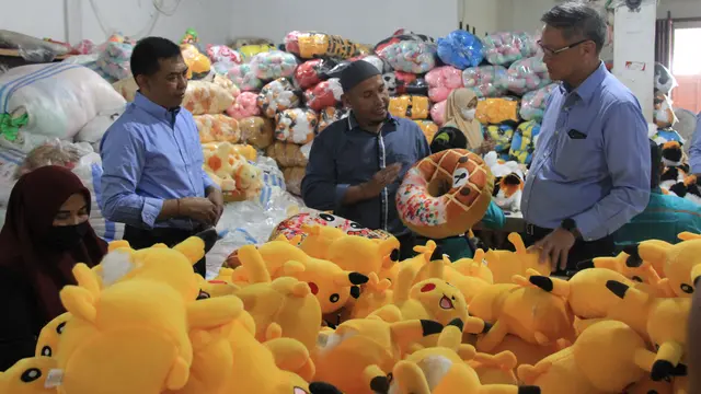 Direktur ESME Business Bank Sampoerna Rudy Mahasin (Kanan) dan Ketua KSP Sahabat Mitra Sejati Deddy Irja Pratama (Kiri) melakukan kunjungan ke tempat usaha pengrajin boneka H. Syamsudin (Tengah), salah satu nasabah Bank Sampoerna. (Dok Bank Sampoerna)