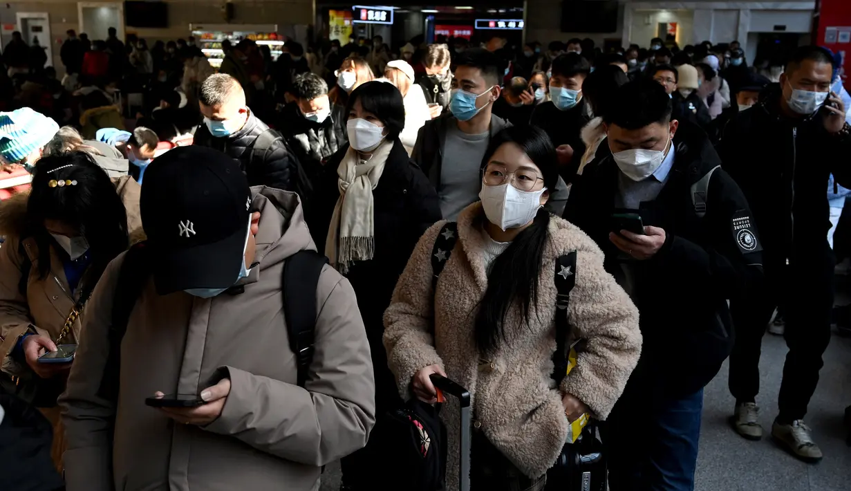 Sejumlah penumpang mengantre di stasiun kereta api Beijing Barat di Beijing, Kamis (27/1/2022). Tahun Baru Imlek 2022 yang jatuh pada 1 Februari mendatang akan jadi tahun shio macan. (AFP/Noel Celis)