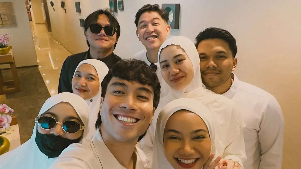 Potret Mahalini Lakoni Umrah Perdana, Kompak Bareng 4 Pasutri Seleb