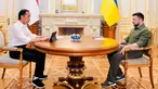Presiden Joko Widodo atau Jokowi (kiri) berbicara dengan Presiden Ukraina Volodymyr Zelenskyy (kanan) saat bertemu di Istana Maryinsky, Kiev, Ukraina, Rabu (29/6/2022). Presiden Jokowi tiba sekitar pukul 15.00 waktu setempat. (Foto: Biro Pers Sekretariat Presiden)