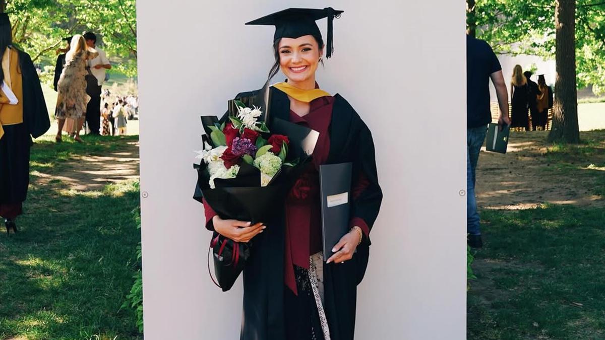 6 Potret Gaya Amanda Rawles Wisuda di Sydney, Memukau dengan Blazer Marun
