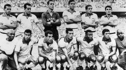 Tim Brasil menjadi satu-satunya non Eropa yang mengalami kutukan gagal pada Piala Dunia yakni tahun 1966. Sebelumnya pada tahun 1962 Brasil berhasil meraih trofi Piala Dunia di Estadio Nacional, Santiago. (AFP/ Central Press/Staff)