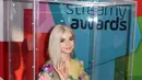 Penyanyi, Poppy menyapa awak media saat menghadiri Streamy Awards 2017 di The Beverly Hilton Hotel, California (26/9). Dalam acara tersebut, Poppy berhasil meraih penghargaan untuk kategori artis pendatang baru. (AFP Photo/Valerie Macon)