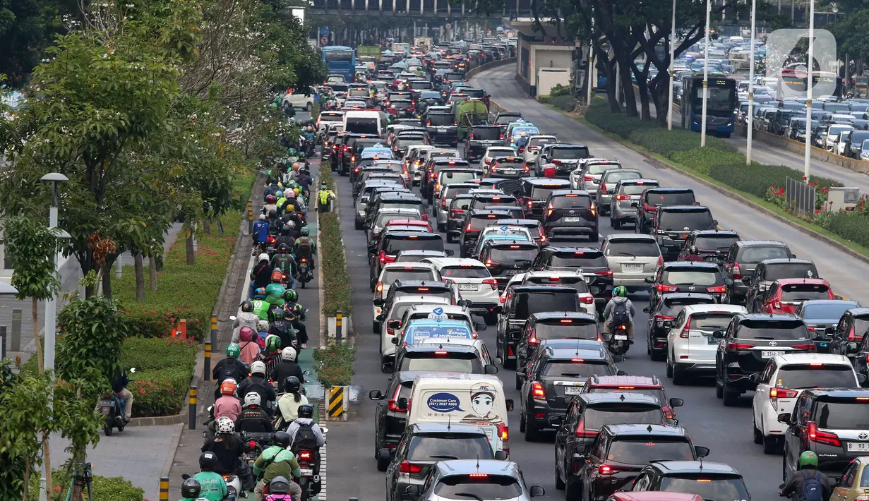 Kepadatan arus lalu lintas di kawasan tersebut disebabkan para penonton turun dari kendaraan untuk masuk ke dalam Stadion Utama Gelora Bung Karno (SUGBK). Sementara beberapa pintu masuk ke dalam arena GBK ditutup. (Liputan6.com/Herman Zakharia)