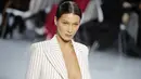 Model Bella Hadid memeragakan Blazer terbaru hasil kreasi Alexandre Vauthier sebagai bagian dari pertunjukan koleksi Haute Couture Spring / Summer 2020 di ajang Paris Fashion Week di Paris, Prancis (21/1/2020). (AP Photo/Christophe Ena)