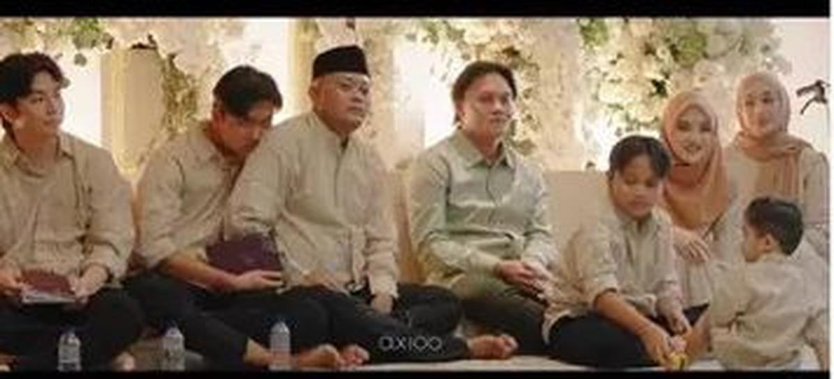 1. Kehadiran Santyka Bersama Keluarga Sule