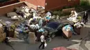 Karena parkir sembarangan, mobil ini jadi tertimbun sampah deh. (Source: thecleverimages.com)