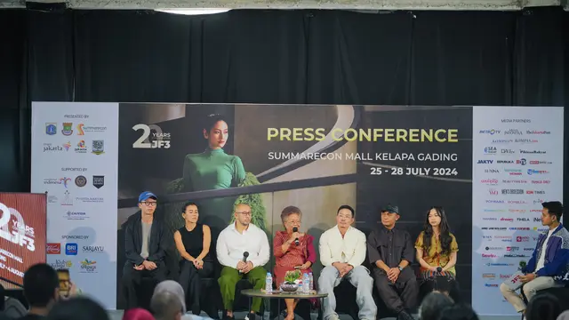Jalinan Lungsi Pakan, Tafsiran Ragam Tenun dalam Berbagai Siluet dari Hian Tjen hingga Andreas Odang di JF3 Fashion Festival 2024
