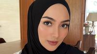 Citra Kirana bangga dengan transformasi Rezky Aditya di film Keajaiban Air Mata Wanita karya sineas Indra Gunawan. Mereka beradegan mesra tanpa beban. (Foto: Dok. Instagram @citraciki)
