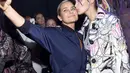 Model cantik Bella Hadid berselfie dengan ibunya Yolanda Hadid di belakang panggung Marc Jacobs Spring  2017 sebelum Tampil di New York Fashion Week, AS, (15/9).  (AFP Photo/Dimitrios Kambouris)