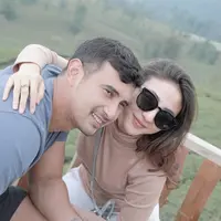 Ali Syakieb dan Margin Wieheerm sudah resmi menikah pada 6 Februari 2021 lalu. Keduanya tak membutuhkan waktu lama untuk menjalin hubungan hingga akhirnya memutuskan untuk menikah. (Instagram/alsyakieb)