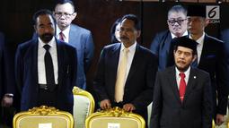 Ketua Umum Partai NasDem Surya Paloh dan Ketua Kogasma Partai Demokrat Agus Harimurti Yudhoyono (kanan) menghadiri pelantikan anggota DPR RI di Kompleks Parlemen, Senayan, Jakarta, Selasa (1/10/2019). (Liputan6.com/Johan Tallo)